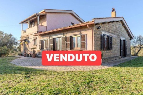 casa indipendente in vendita a Tuscania