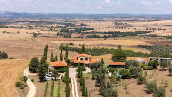 casa indipendente in vendita a Tuscania