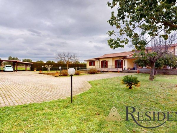 casa indipendente in vendita a Tuscania