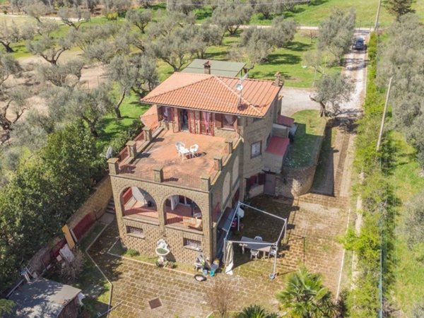 casa indipendente in vendita a Tuscania