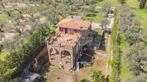 casa indipendente in vendita a Tuscania