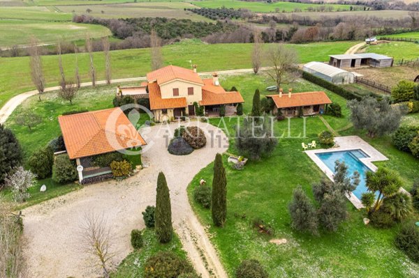 casa indipendente in vendita a Tuscania