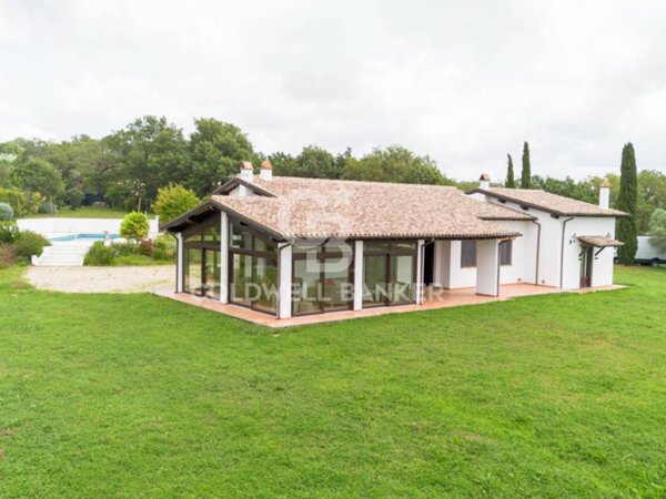 casa indipendente in vendita a Tuscania