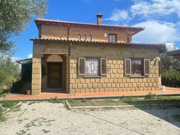 casa indipendente in vendita a Tuscania
