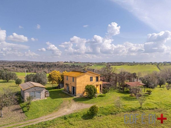 casa indipendente in vendita a Tuscania
