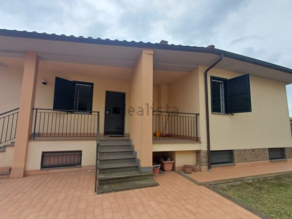 casa indipendente in vendita a Tuscania