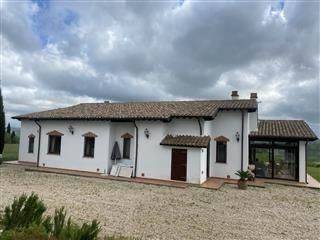 casa indipendente in vendita a Tuscania