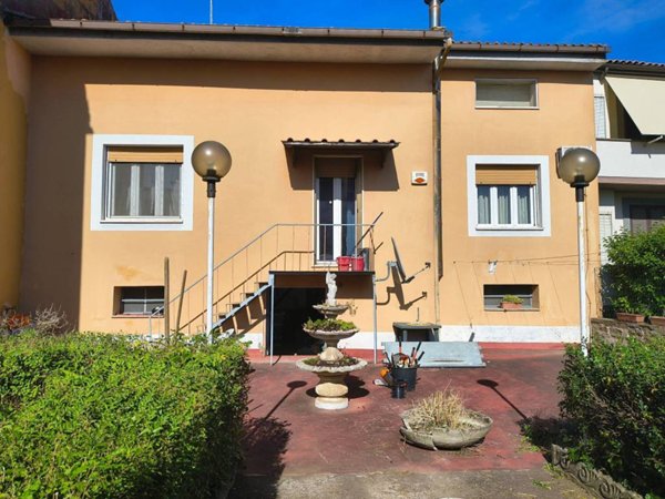 casa indipendente in vendita a Tuscania