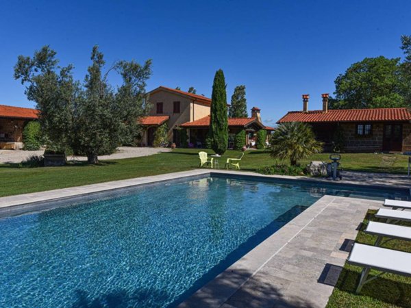 casa indipendente in vendita a Tuscania