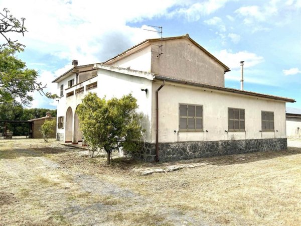 casa indipendente in vendita a Tuscania