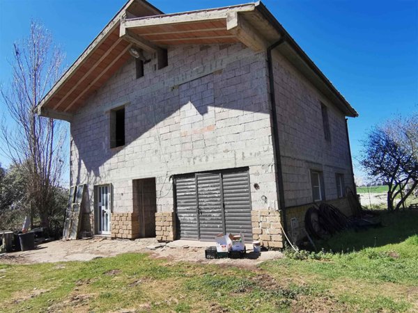 casa indipendente in vendita a Tuscania
