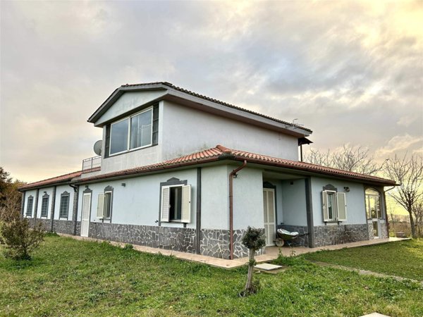 casa indipendente in vendita a Tuscania