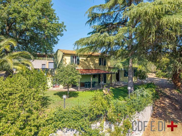 casa indipendente in vendita a Tuscania
