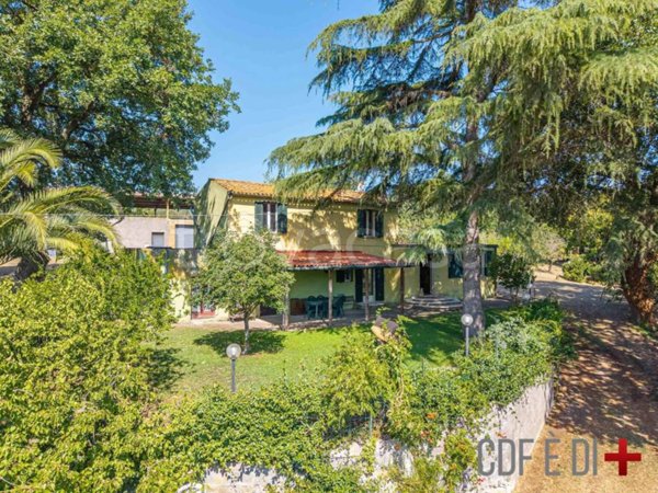 casa indipendente in vendita a Tuscania