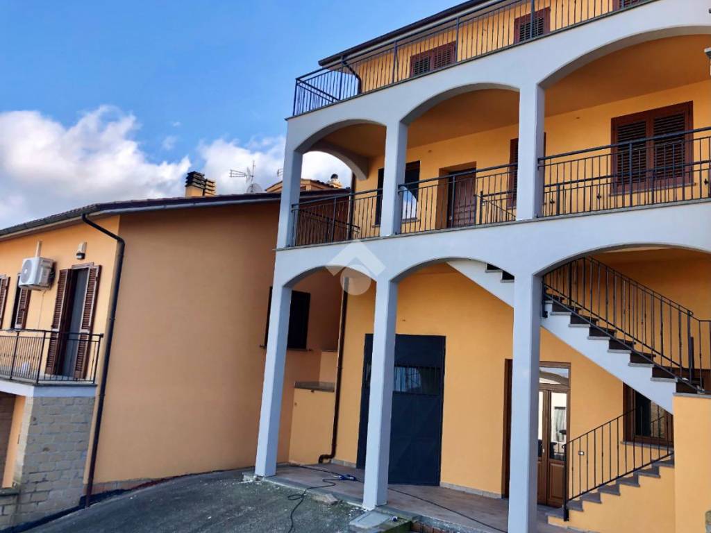casa indipendente in vendita a Valentano in zona Villa delle Fontane