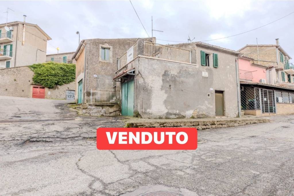 casa indipendente in vendita a Valentano in zona Villa delle Fontane