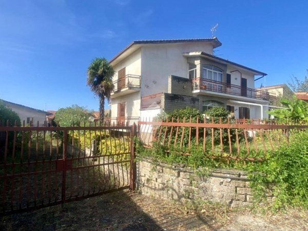 casa indipendente in vendita a Valentano