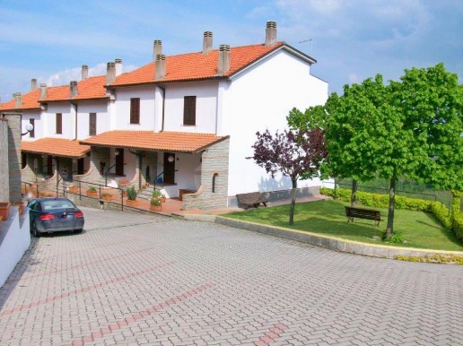 casa indipendente in vendita a Valentano