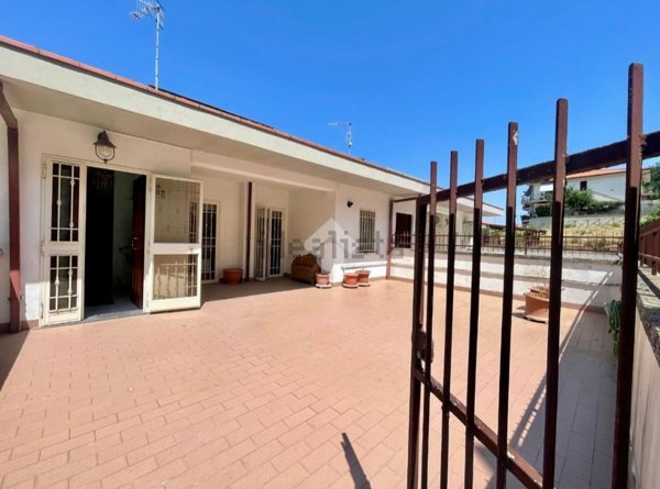 casa indipendente in vendita a Valentano in zona Villa delle Fontane