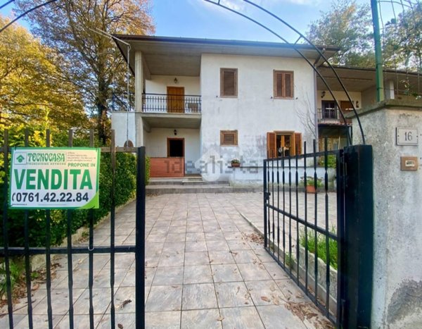 casa indipendente in vendita a Valentano in zona Villa delle Fontane