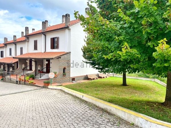 casa indipendente in vendita a Valentano in zona Villa delle Fontane