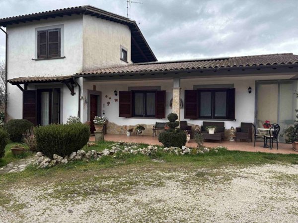 casa indipendente in vendita a Vallerano