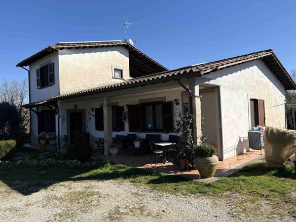 casa indipendente in vendita a Vallerano