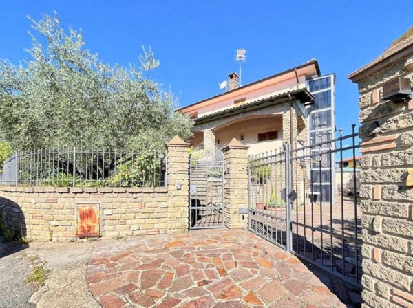 casa indipendente in vendita a Vejano