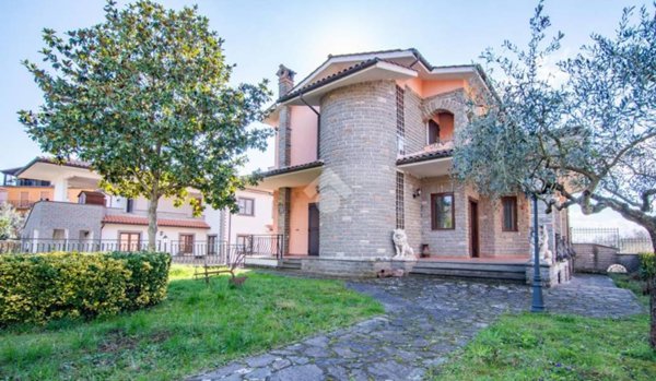 casa indipendente in vendita a Vejano