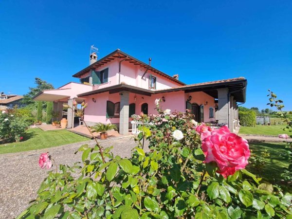 casa indipendente in vendita a Vejano