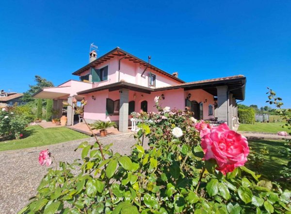 casa indipendente in vendita a Vejano
