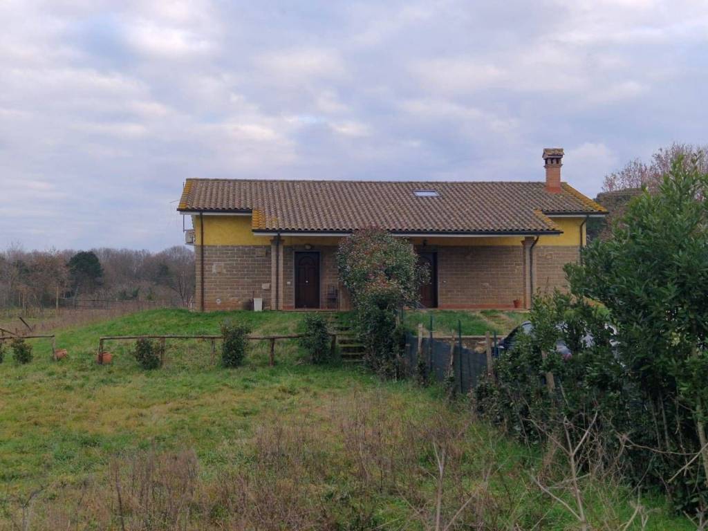 casa indipendente in vendita a Vejano