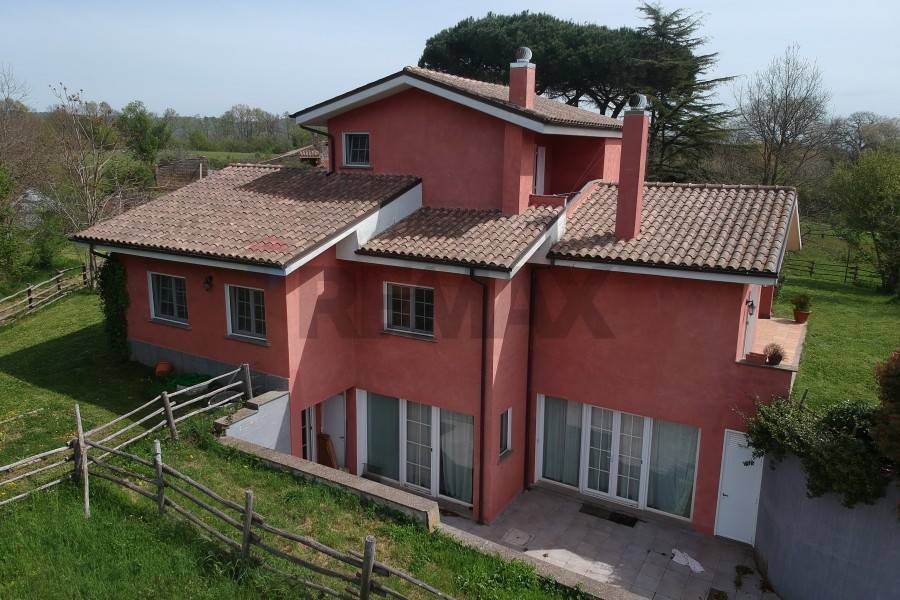 casa indipendente in vendita a Vejano