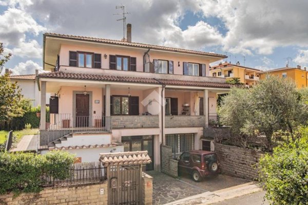 casa indipendente in vendita a Vejano