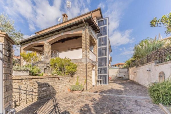 casa indipendente in vendita a Vejano