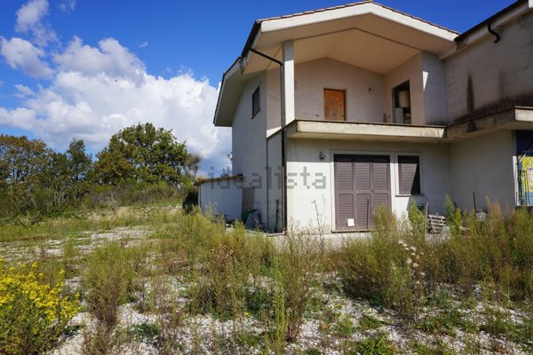 casa indipendente in vendita a Vejano