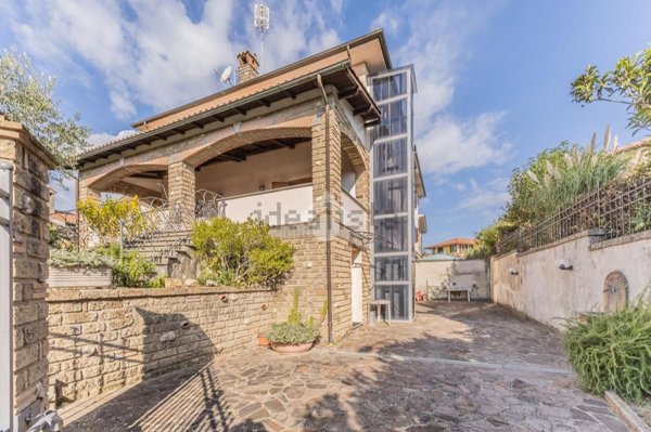 casa indipendente in vendita a Vejano