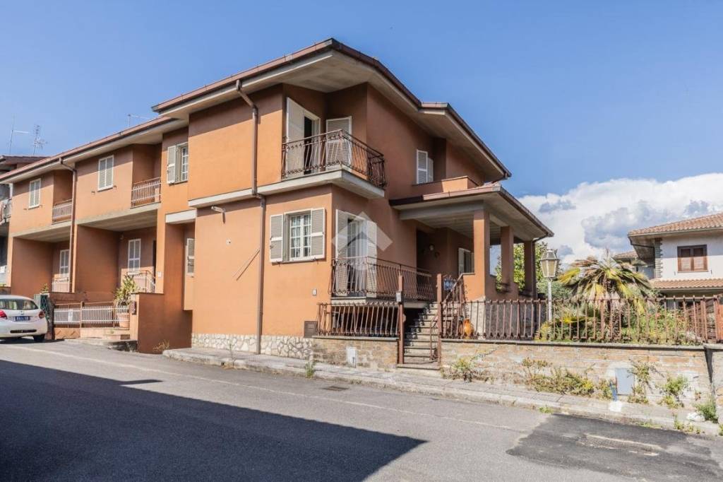 casa indipendente in vendita a Vejano