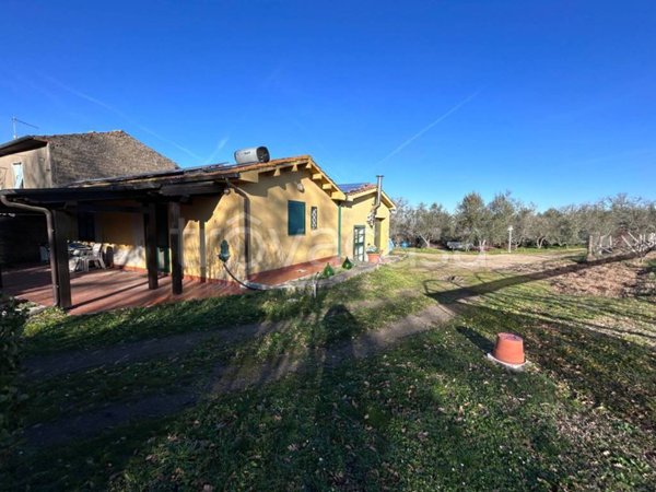 casa indipendente in vendita a Vetralla in zona Pietrara