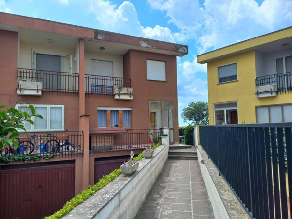 casa indipendente in vendita a Vetralla