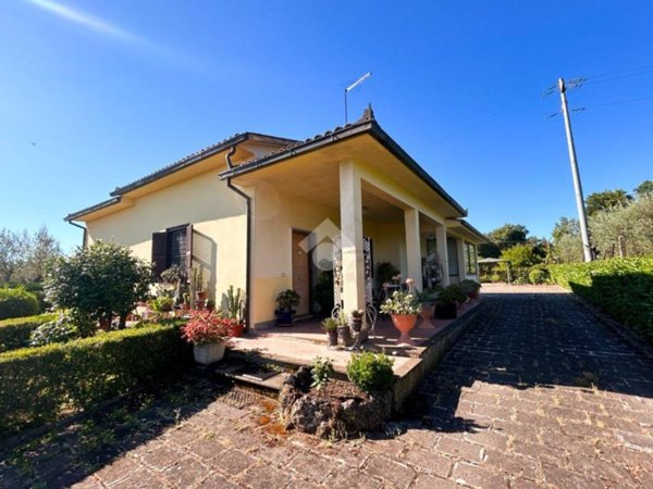casa indipendente in vendita a Vetralla