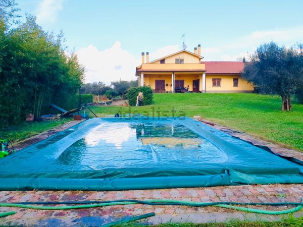 casa indipendente in vendita a Vetralla
