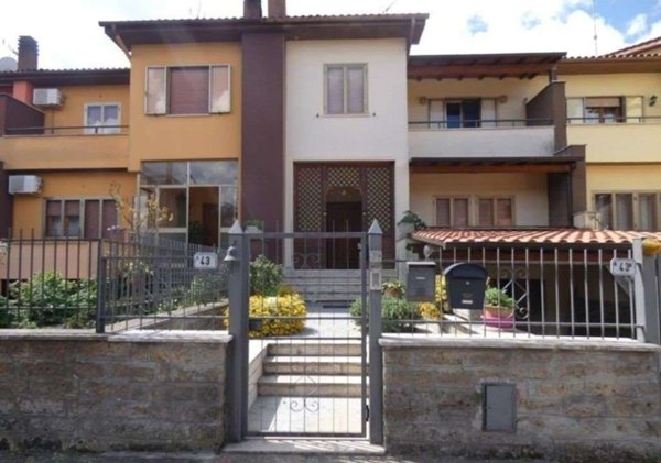 casa indipendente in vendita a Vetralla