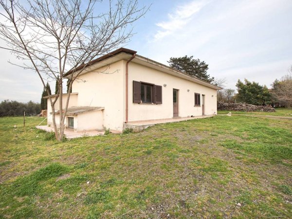 casa indipendente in vendita a Vetralla
