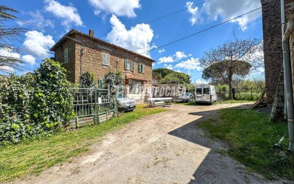 casa indipendente in vendita a Vetralla