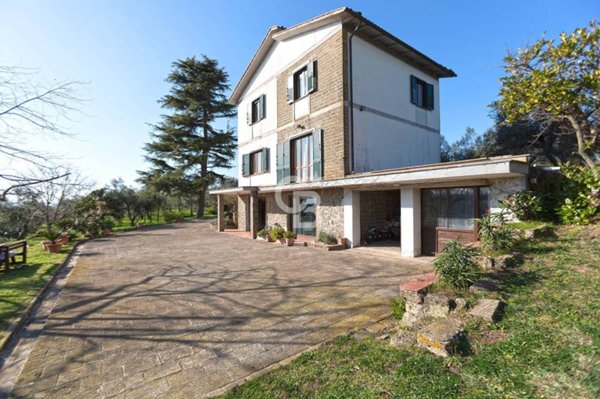 casa indipendente in vendita a Vetralla in zona Madonna del Ponte