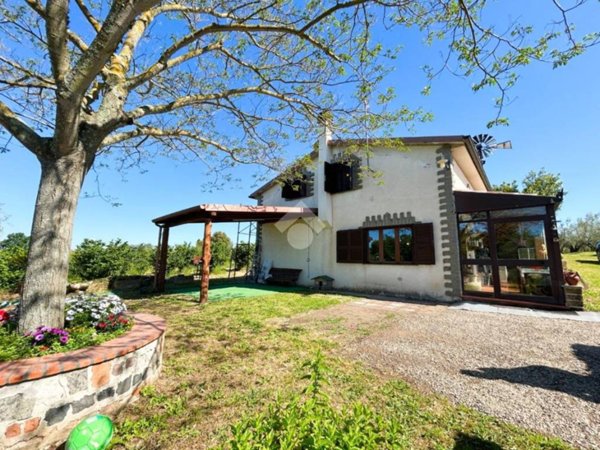 casa indipendente in vendita a Vetralla