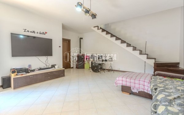 casa indipendente in vendita a Vetralla in zona Cura di Vetralla