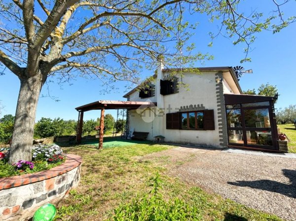 casa indipendente in vendita a Vetralla