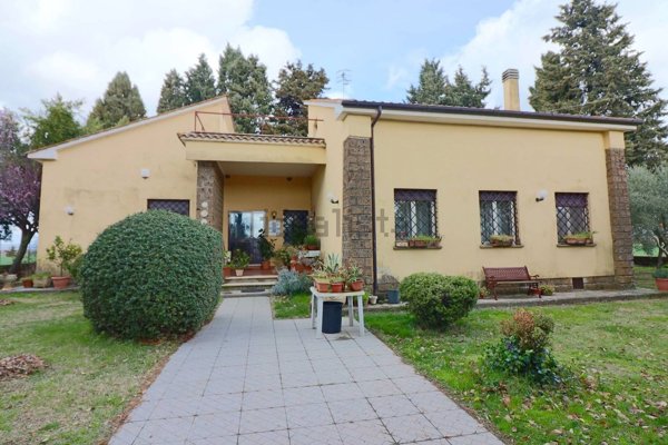 casa indipendente in vendita a Vetralla